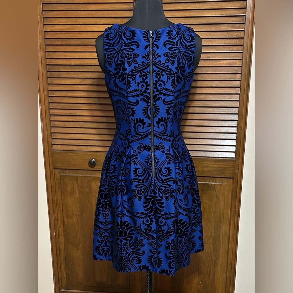 Gabby Skye Sleeveless Blue & Black Embossed Damask Fit-and-Flare Dress Size 8 - Picture 6 of 9
